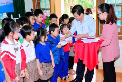 Chương trình tiếp nhận và trao quà của Trường TH Trần Quốc Toản, thị trấn Yên Ninh, huyện Yên Khánh, tỉnh Ninh Bình cho HS Trường TH Đông Giang, Đông Hà, Quảng Trị bị ảnh hưởng lũ lụt.