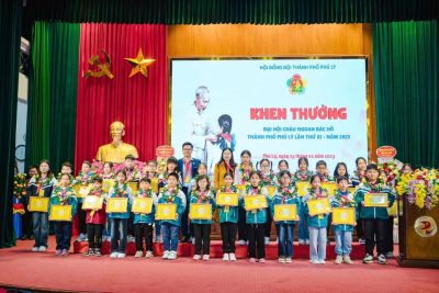 Các đội viên xuất sắc của trường TH Trần Quốc Toản vinh